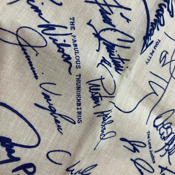 🇺🇸 VINTAGE 1985 🎶FARM AID 🎶BANDANA, SIGNATURES OF WILLIE NELSON & FRIENDS🎸 - Picture 15 of 16